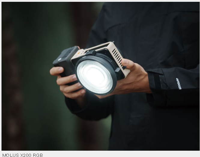 ZHIYUN ha lanzado, entre otros productos, una luz COB portátil de 200 W.