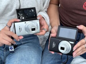 La «YASHICA Crew» cuenta con zoom óptico de 6x y una pantalla LCD inclinable 180°.