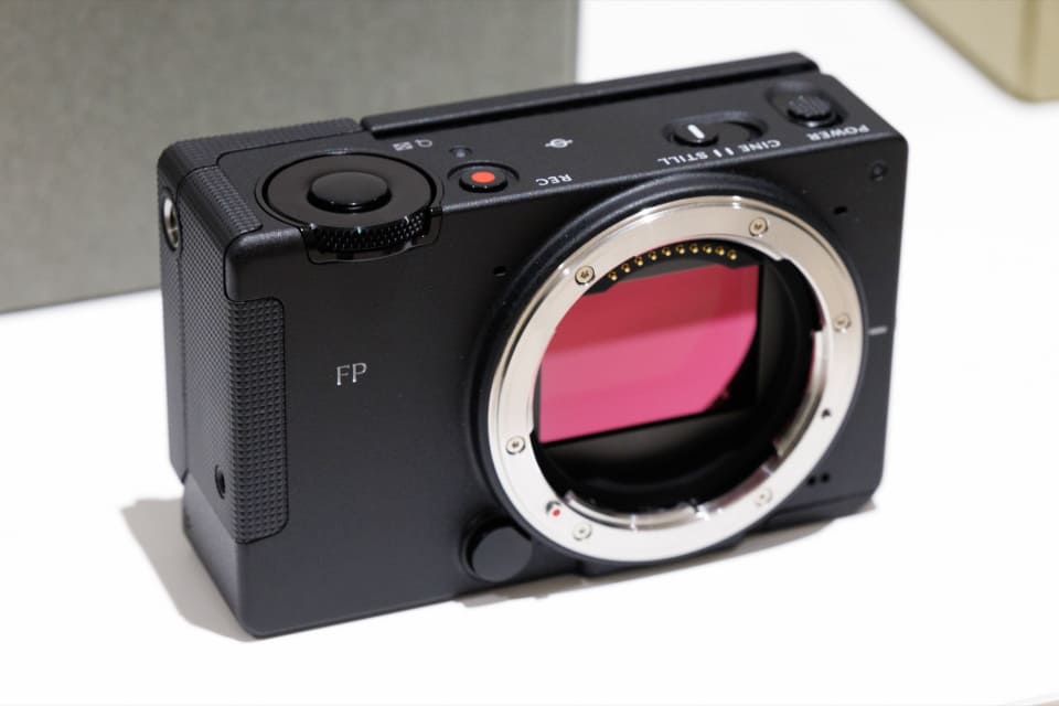 Se presentó la «Sigma FP2», la cámara sin espejo de fotograma completo más pequeña del mundo.